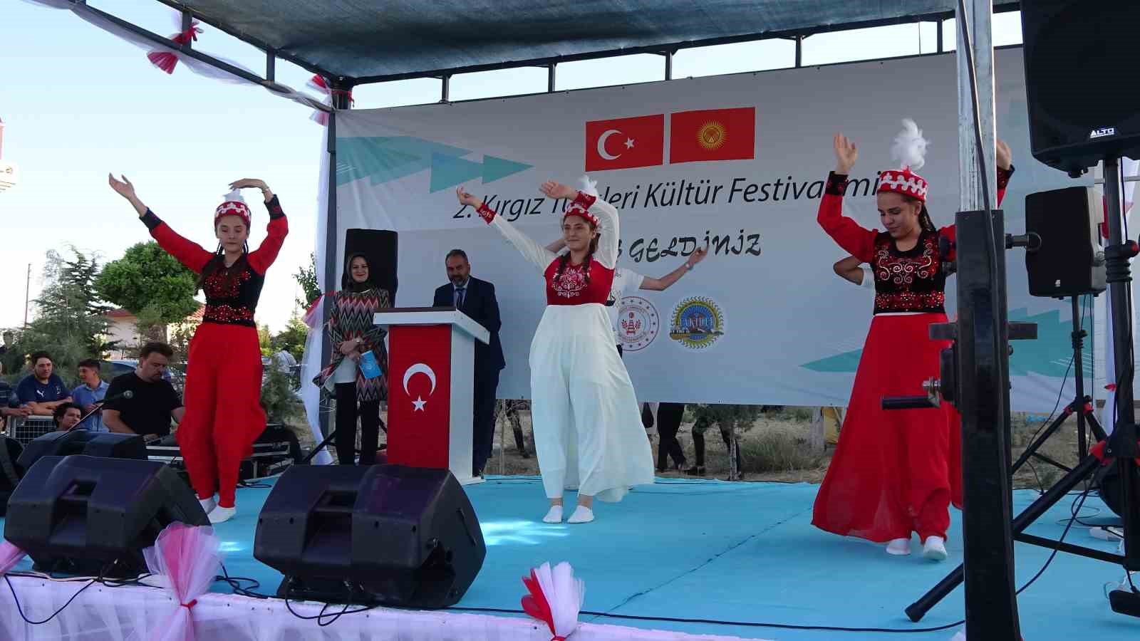 Kırgız şenliğinde Kırgız gelenekleri sergilendi
