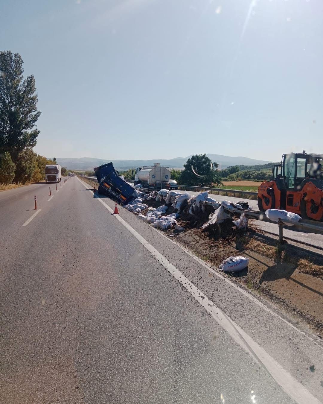 Balıkesir’de kontrolden çıkan tır bariyerlere çarptı