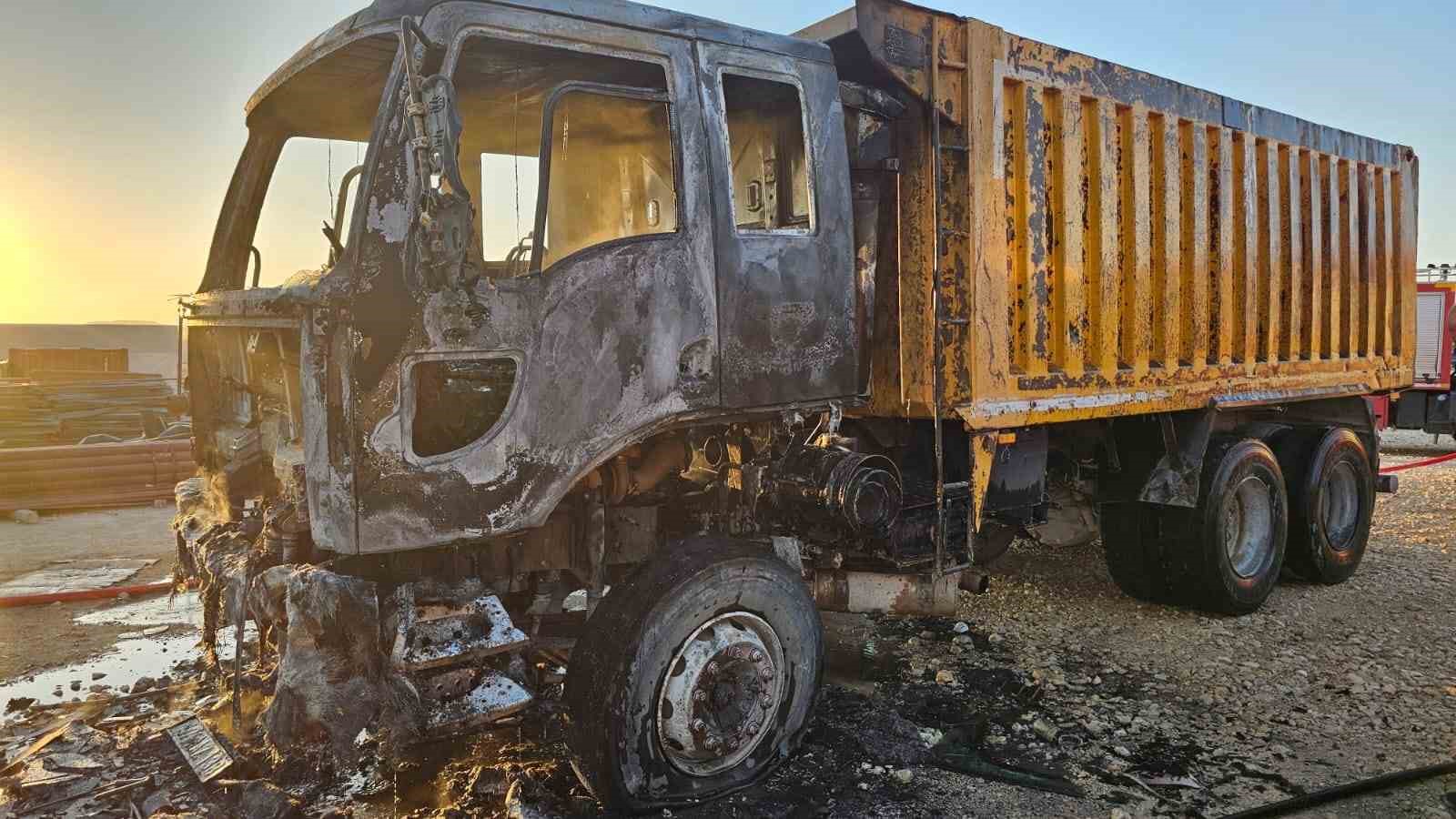 Mardin’de hafriyat kamyonu yangında kül oldu
