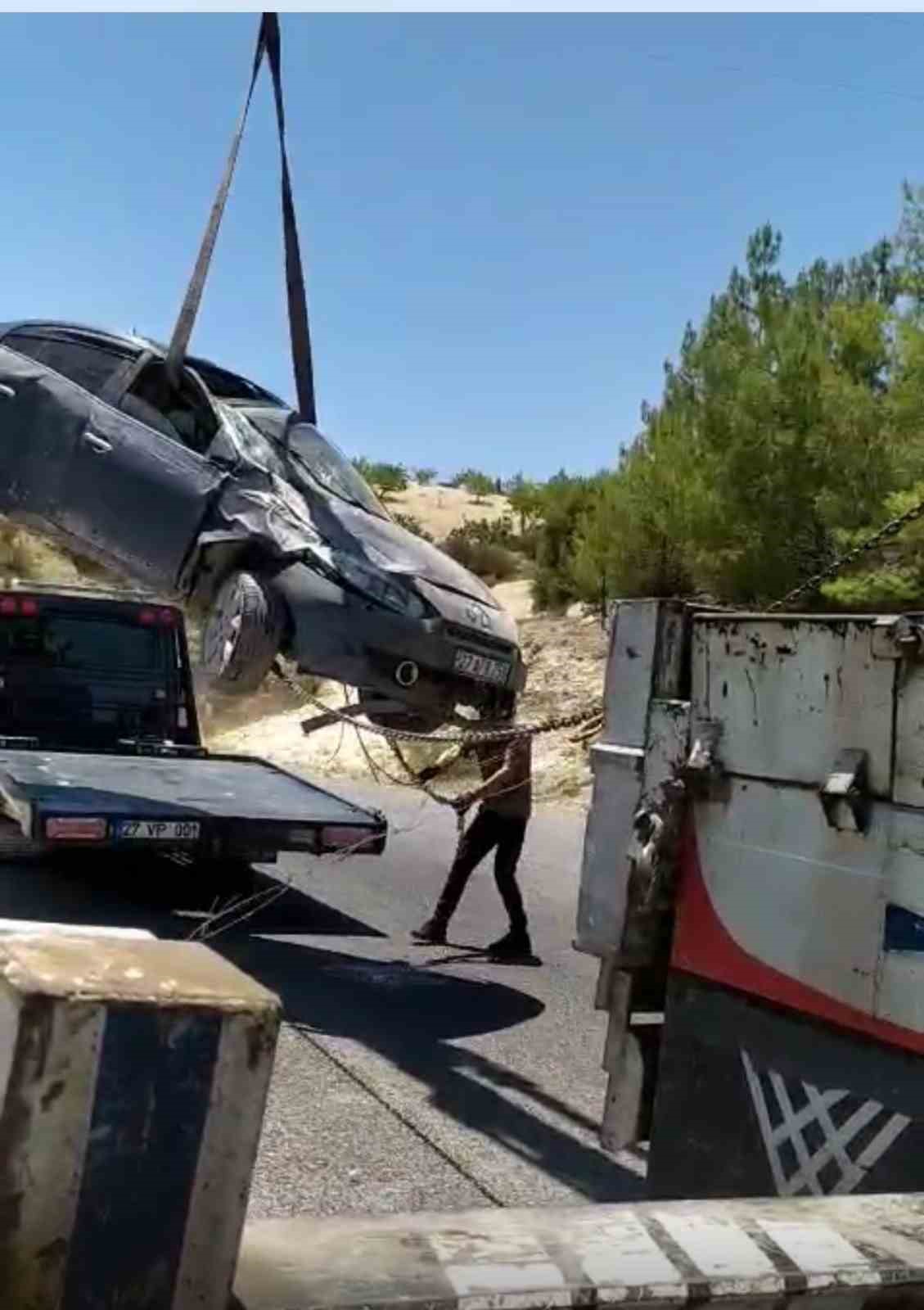 Gaziantep’te virajı alamayan otomobil dere yatağına uçtu, yaralanan olmadı
