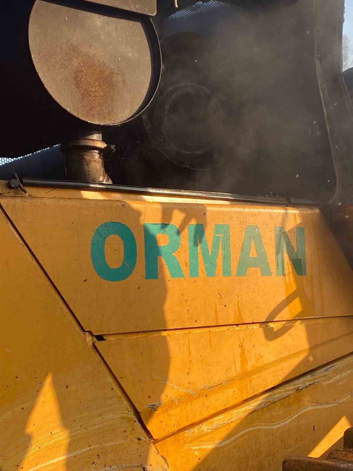 İzmir’de yangına müdahale eden dozer yandı

