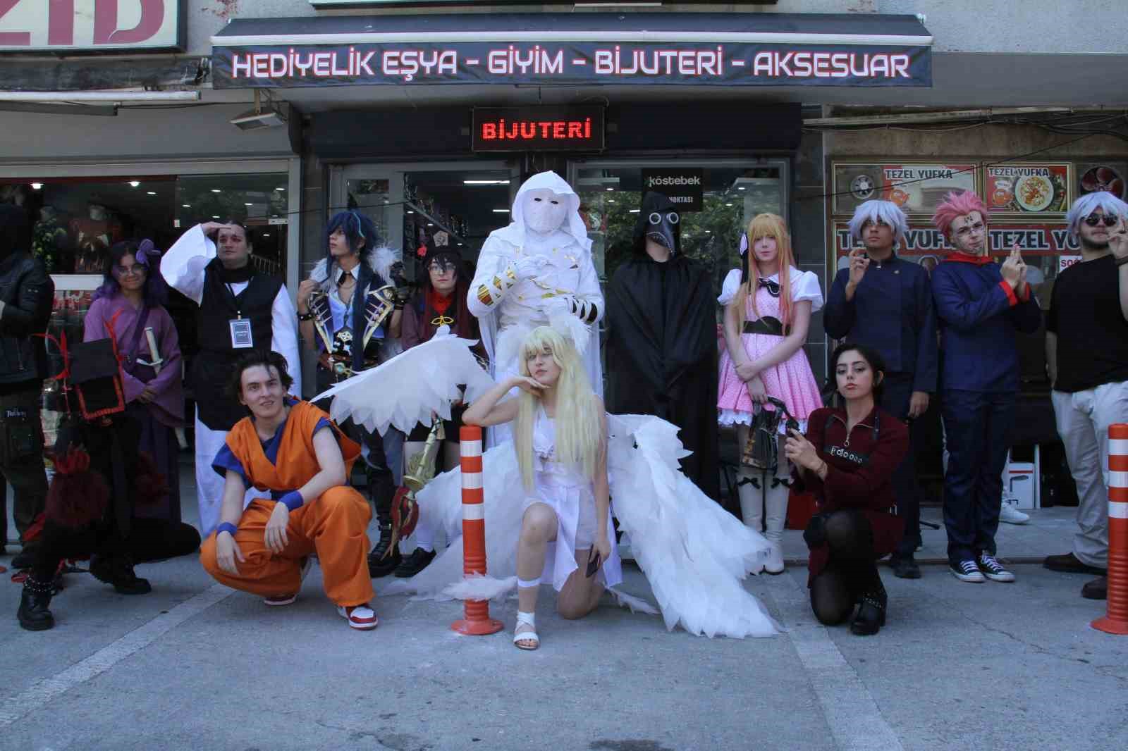 Ankara’da figür mağazasının açılışı renkli görüntüler oluşturdu