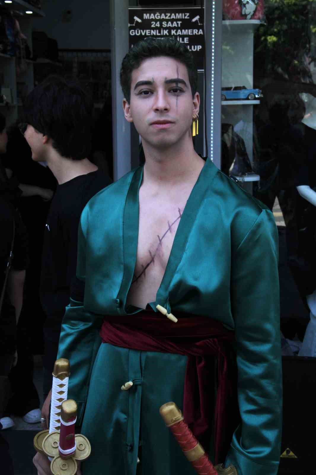 Ankara’da figür mağazasının açılışı renkli görüntüler oluşturdu