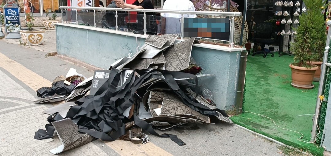 K&uuml;tahya&rsquo;da otelde yangın: 2 kişi dumandan etkilendi
