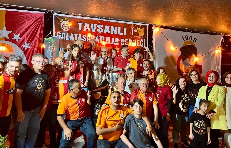 Tavşanlı&rsquo;da Galatasaray&rsquo;ın 25. lig şampiyonluğu coşkuyla kutlandı
