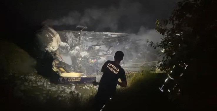 Manavgat Irmağı&rsquo;nda fiber balık&ccedil;ı teknesi alev alev yandı
