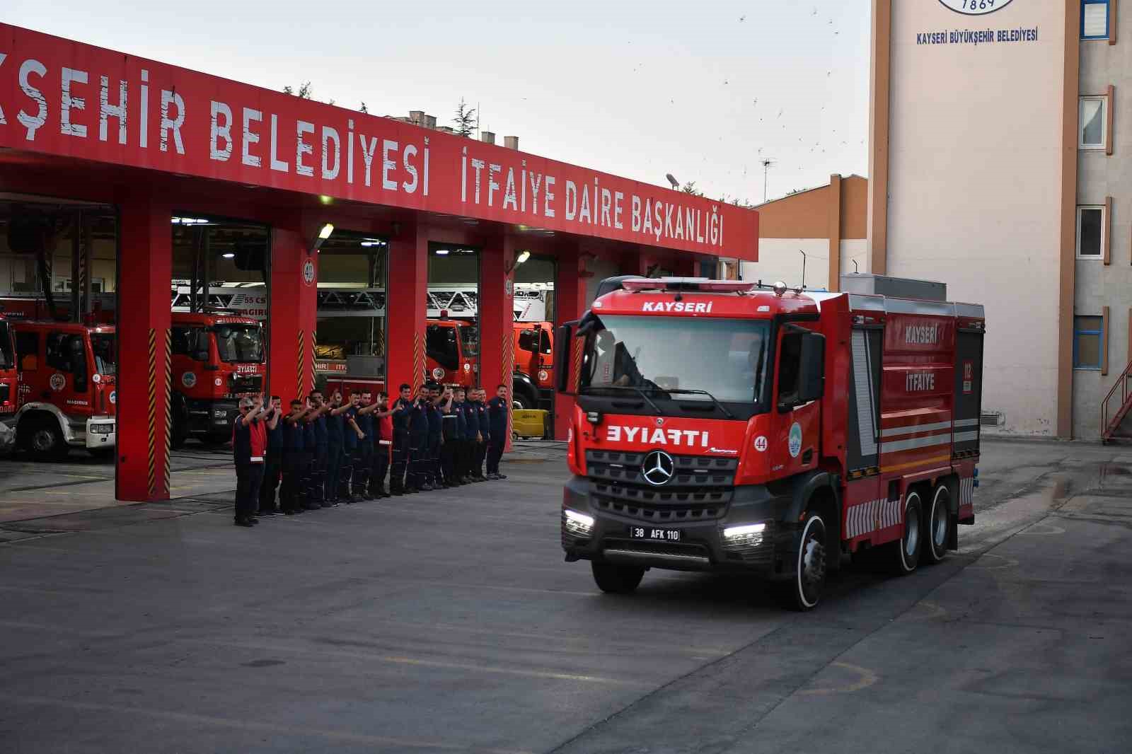 Kayseri itfaiyesi yangınla mücadele için Manisa’ya gitti