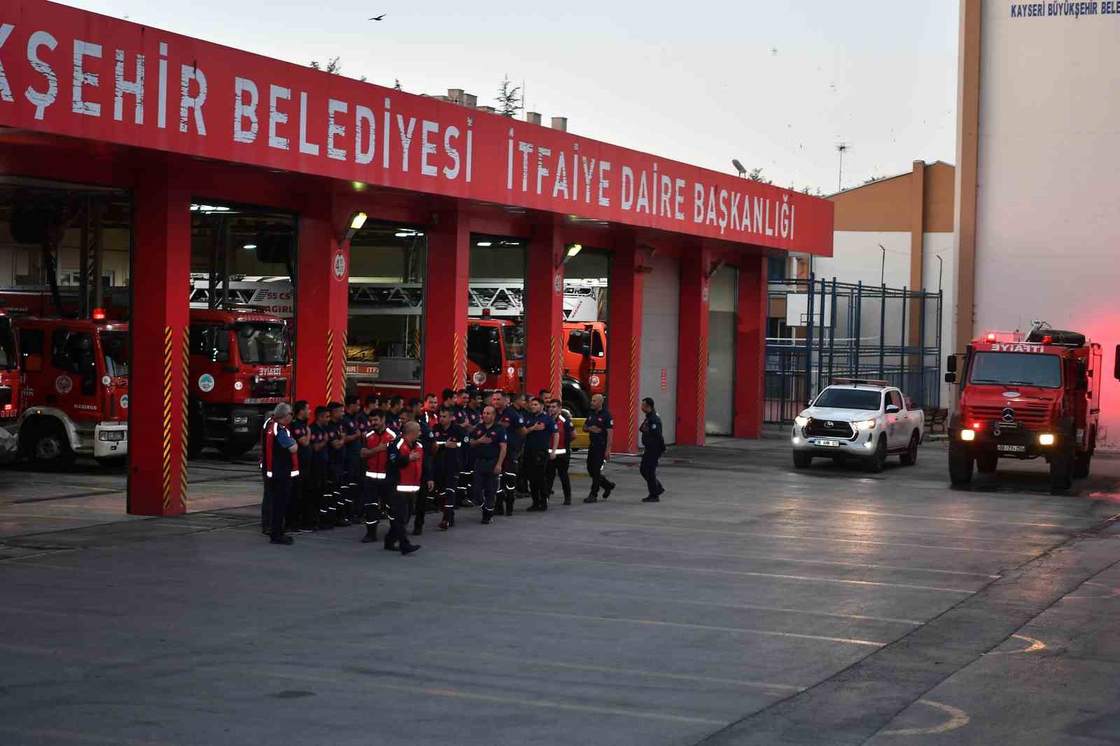 Kayseri itfaiyesi yangınla m&uuml;cadele i&ccedil;in Manisa&rsquo;ya gitti
