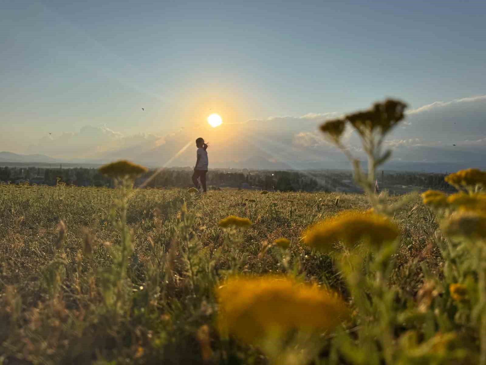 Ağrı&rsquo;da g&uuml;n batımı kartpostallık g&ouml;r&uuml;nt&uuml;ler sunuyor
