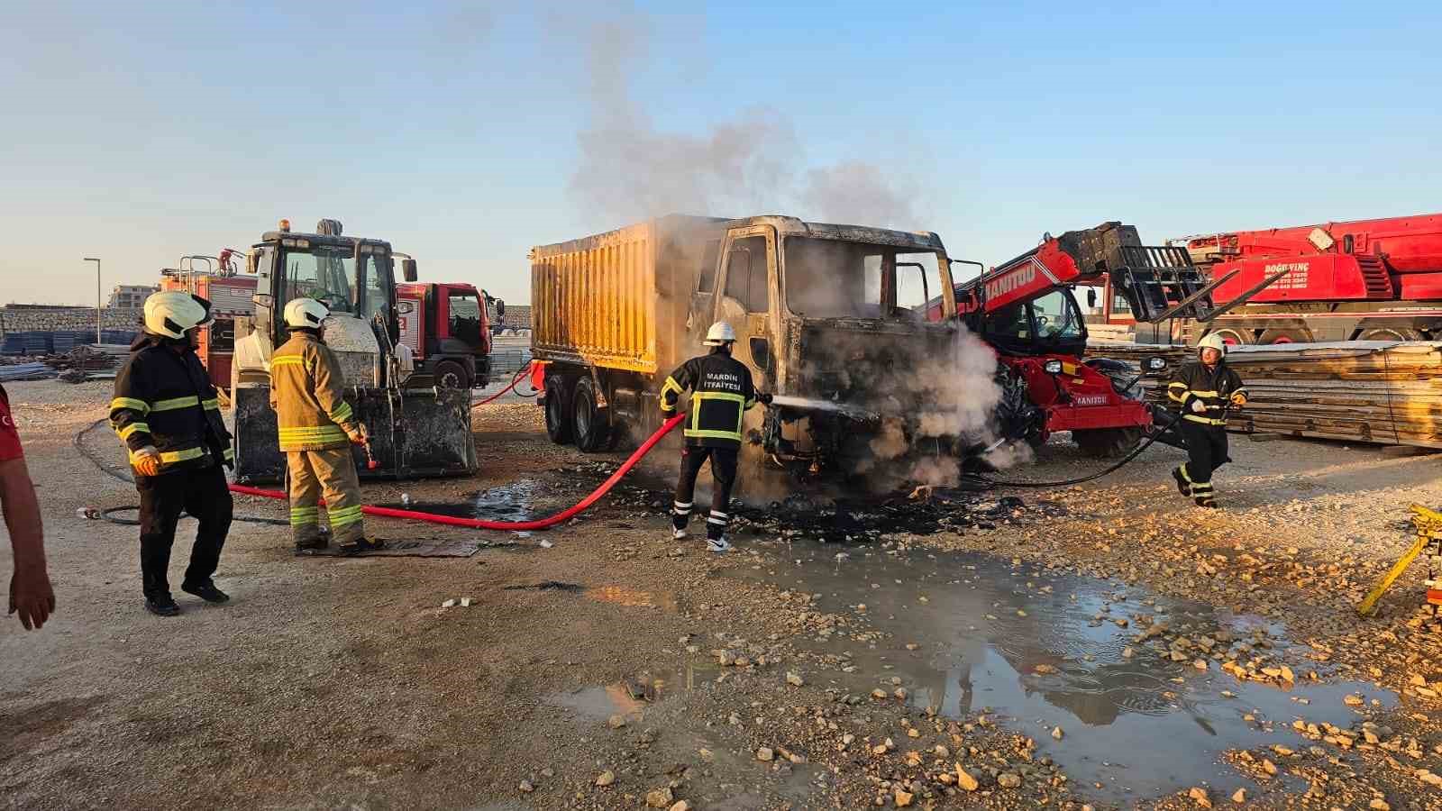 Mardin’de hafriyat kamyonu yangında kül oldu