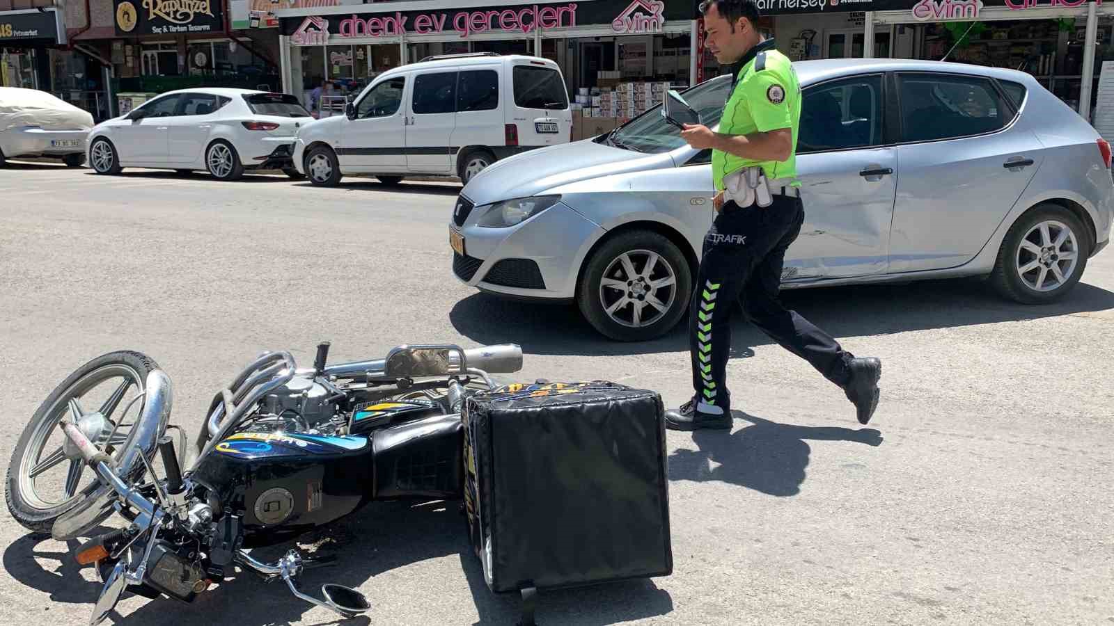 Karaman’da otomobille çarpışan motokurye yaralandı