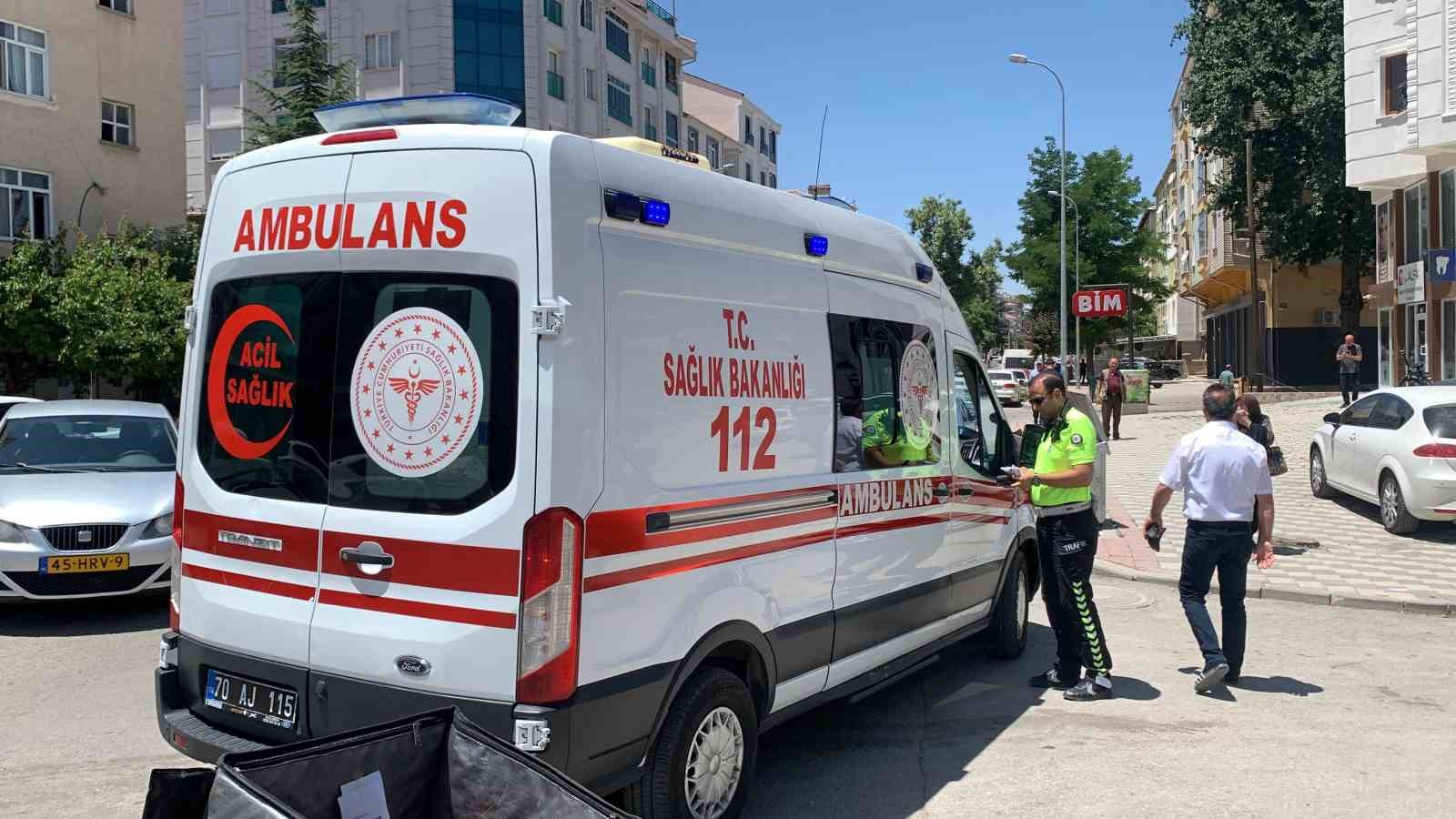 Karaman&rsquo;da otomobille &ccedil;arpışan motokurye yaralandı
