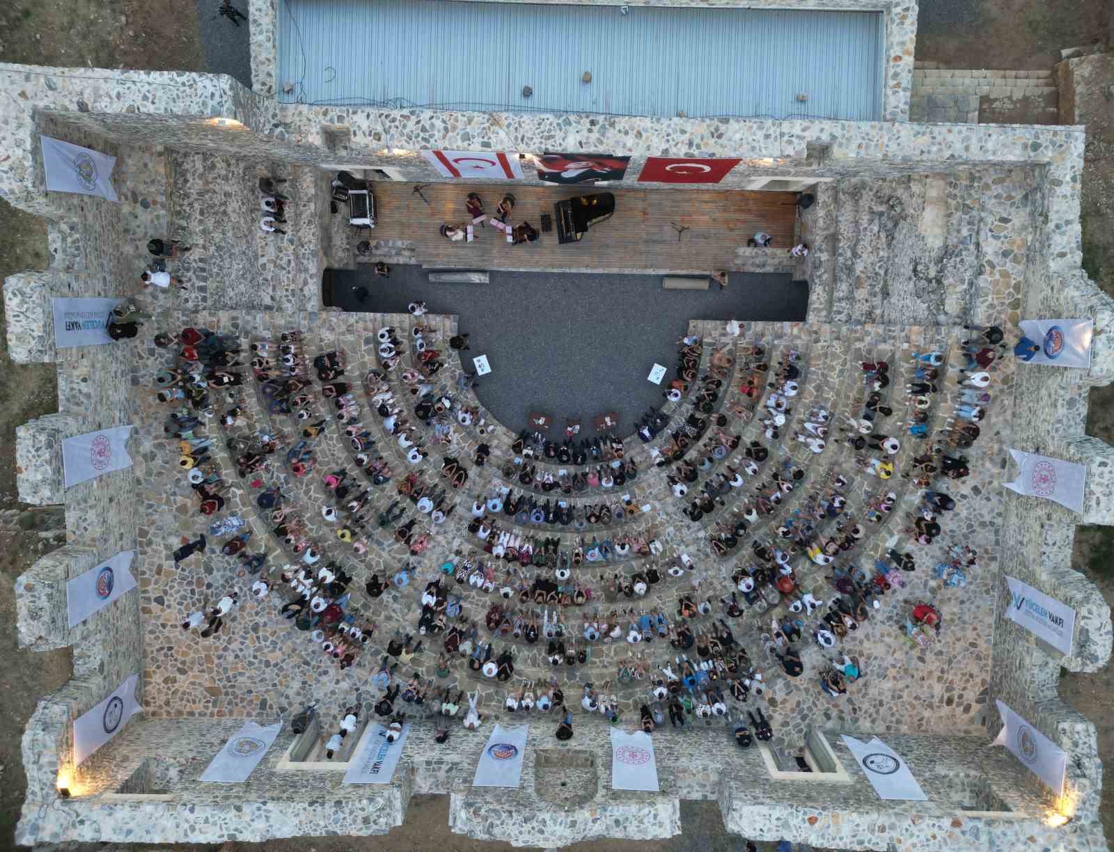 Antik kentteki 2 bin yıllık Odeon&rsquo;dan piyano sesleri y&uuml;kseldi
