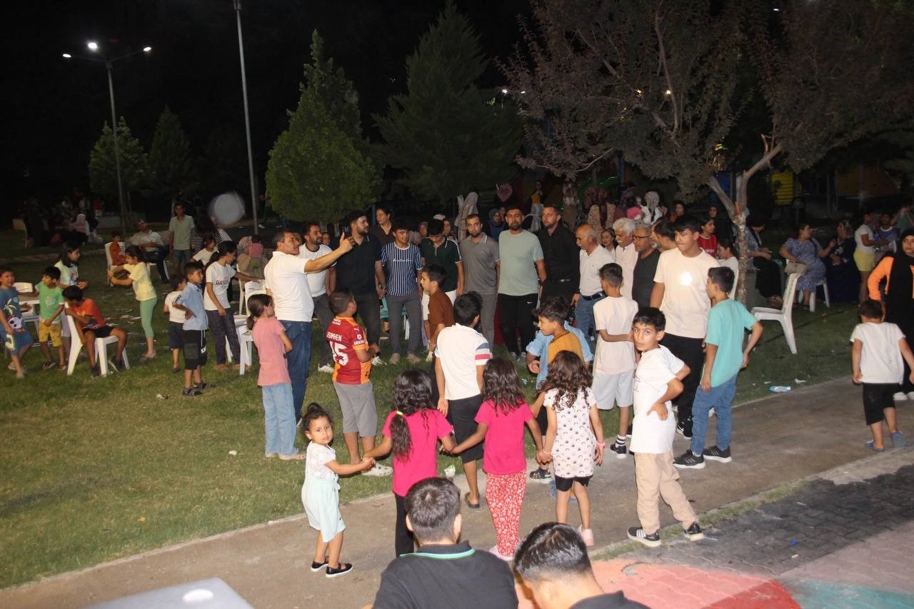 Mahalleliyi parka toplayan muhtar sürpriz yaptı