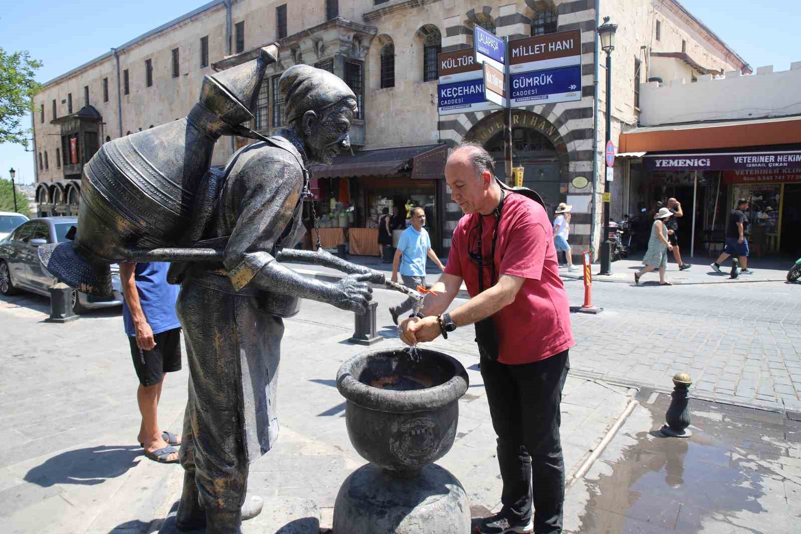 Gaziantep’te sıcaktan bunalan vatandaşlar çeşme başında serinledi