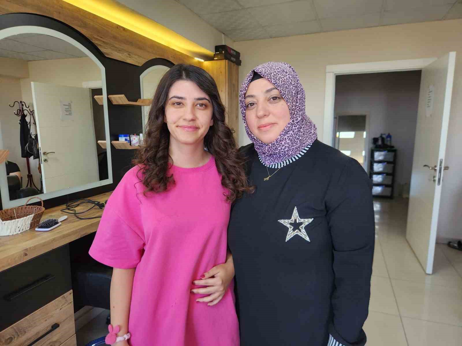 Babasının izinden, annesiyle birlikte y&uuml;r&uuml;yor
