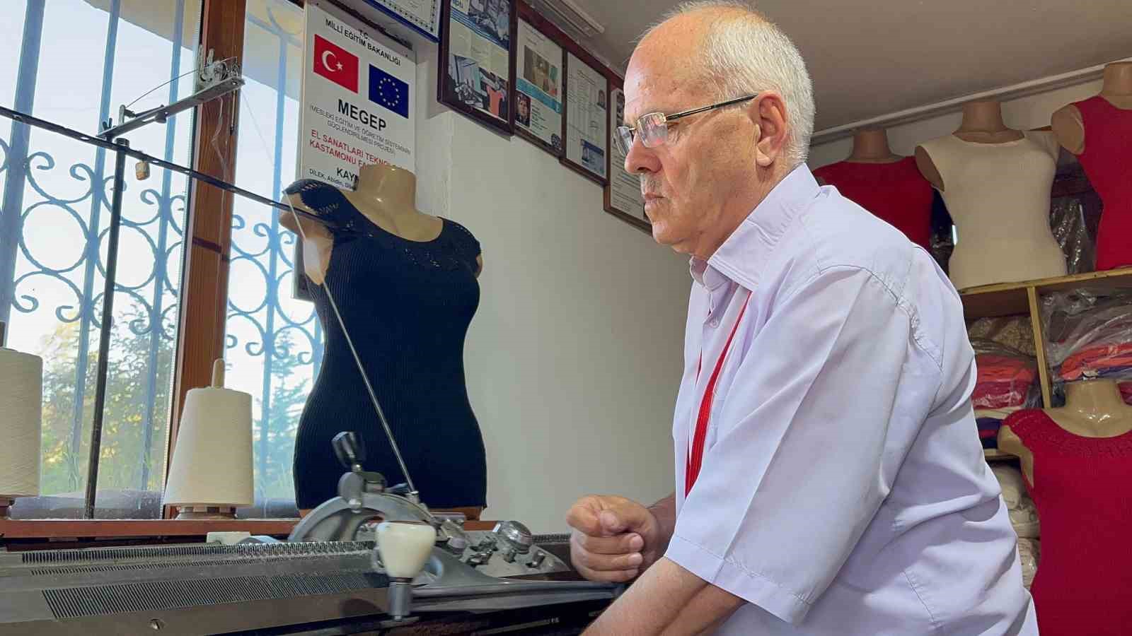 Karı-koca 28 yıldır fanila &uuml;reterek ge&ccedil;imini sağlıyor
