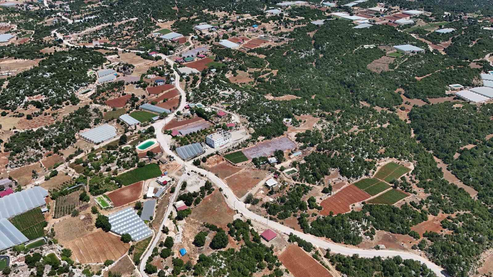 Erdemli kırsalındaki yollar yenileniyor
