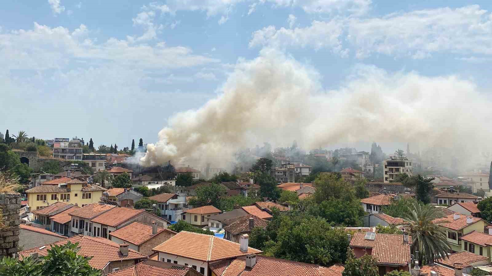 Antalya tarihi kale i&ccedil;inde bir otelde yangın &ccedil;ıktı. Yangın otele bitişik durumda olan iki iş yerine daha sı&ccedil;radı. İtfaye ekiplerinin s&ouml;nd&uuml;rme &ccedil;alışmaları s&uuml;r&uuml;yor.
