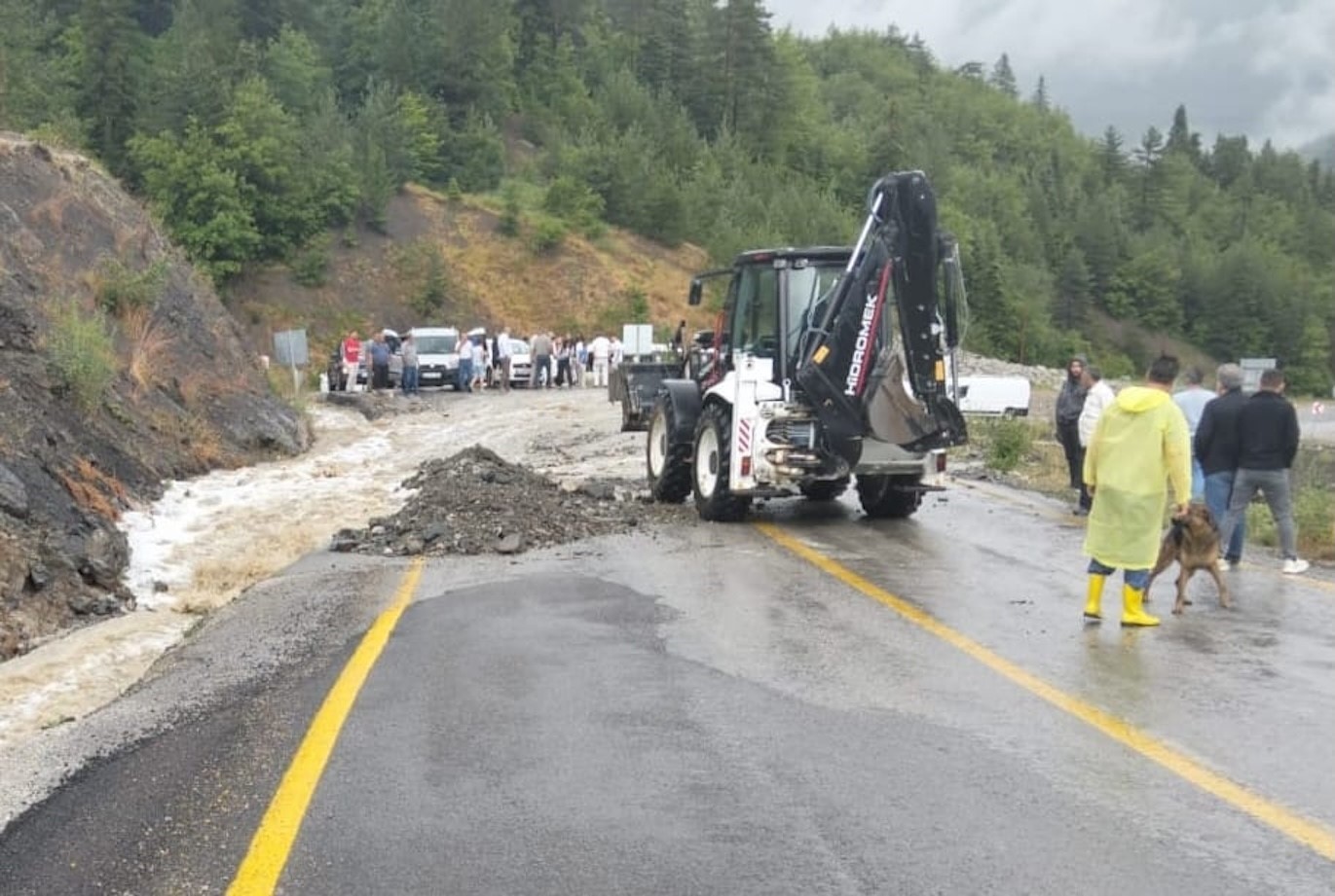 Kastamonu’da kuvvetli sağanak karayolunu ulaşıma kapattı