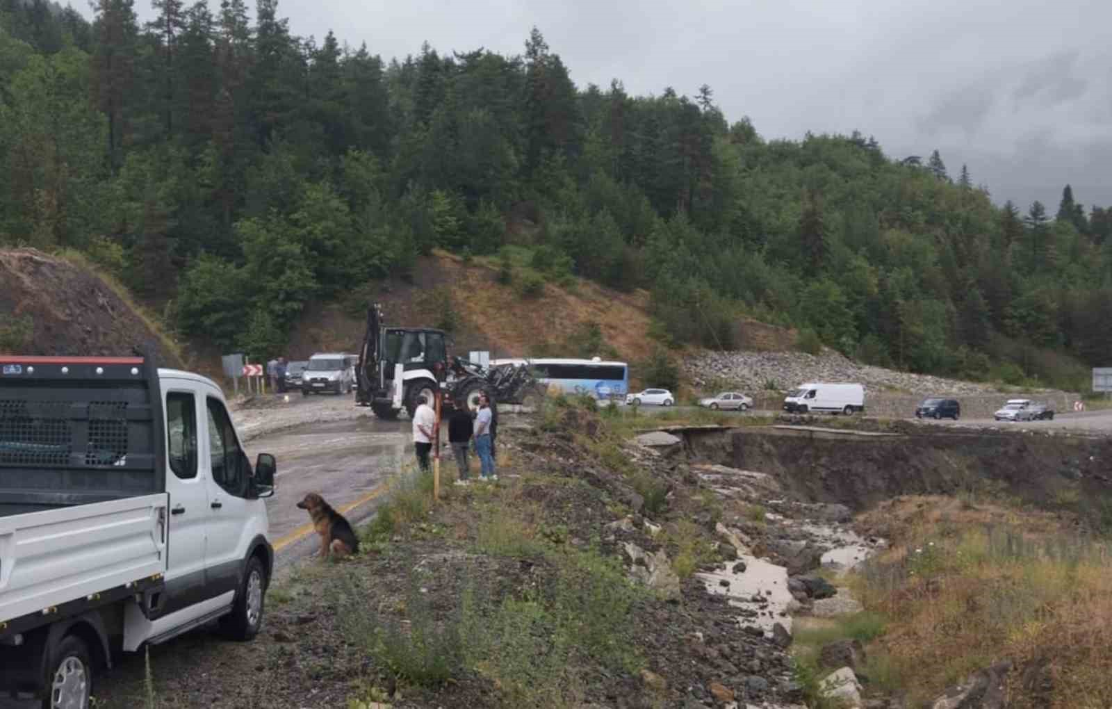 Kastamonu&rsquo;da kuvvetli sağanak karayolunu ulaşıma kapattı
