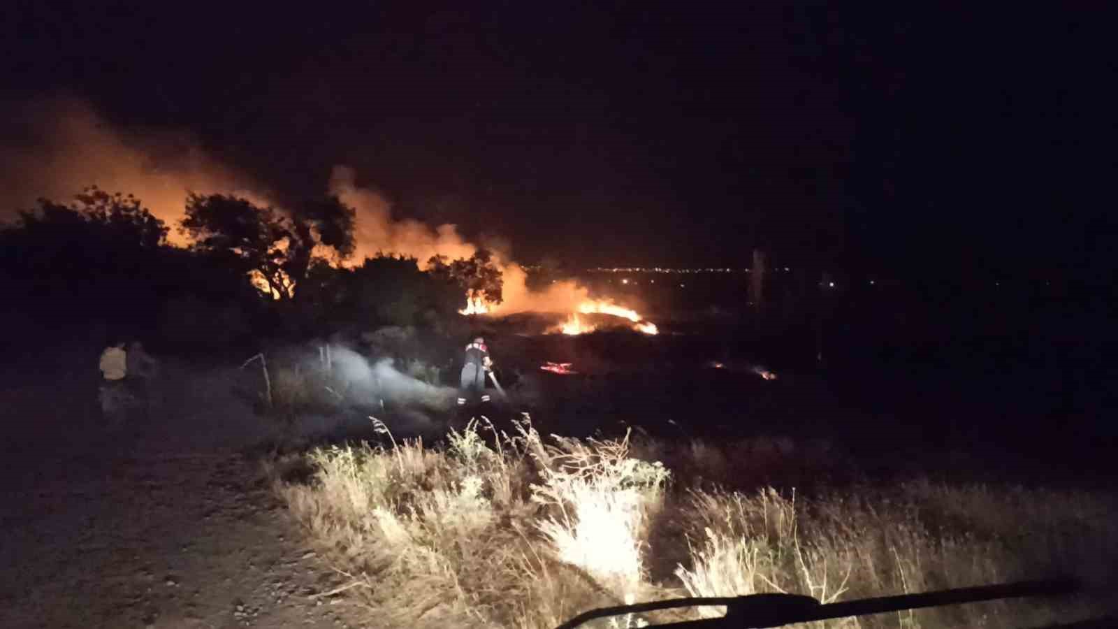 Burdur’da gece çıkan yangında 30 dönüm alan yandı