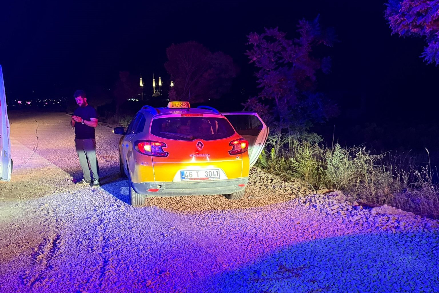 Otomobil yol &ccedil;alışması alanına d&uuml;şt&uuml;, 1 yaralı

