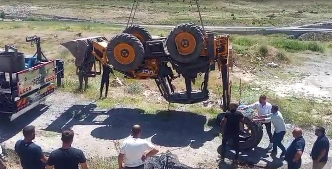 Bitlis’te iş makinesi kaza yaptı: 1 yaralı