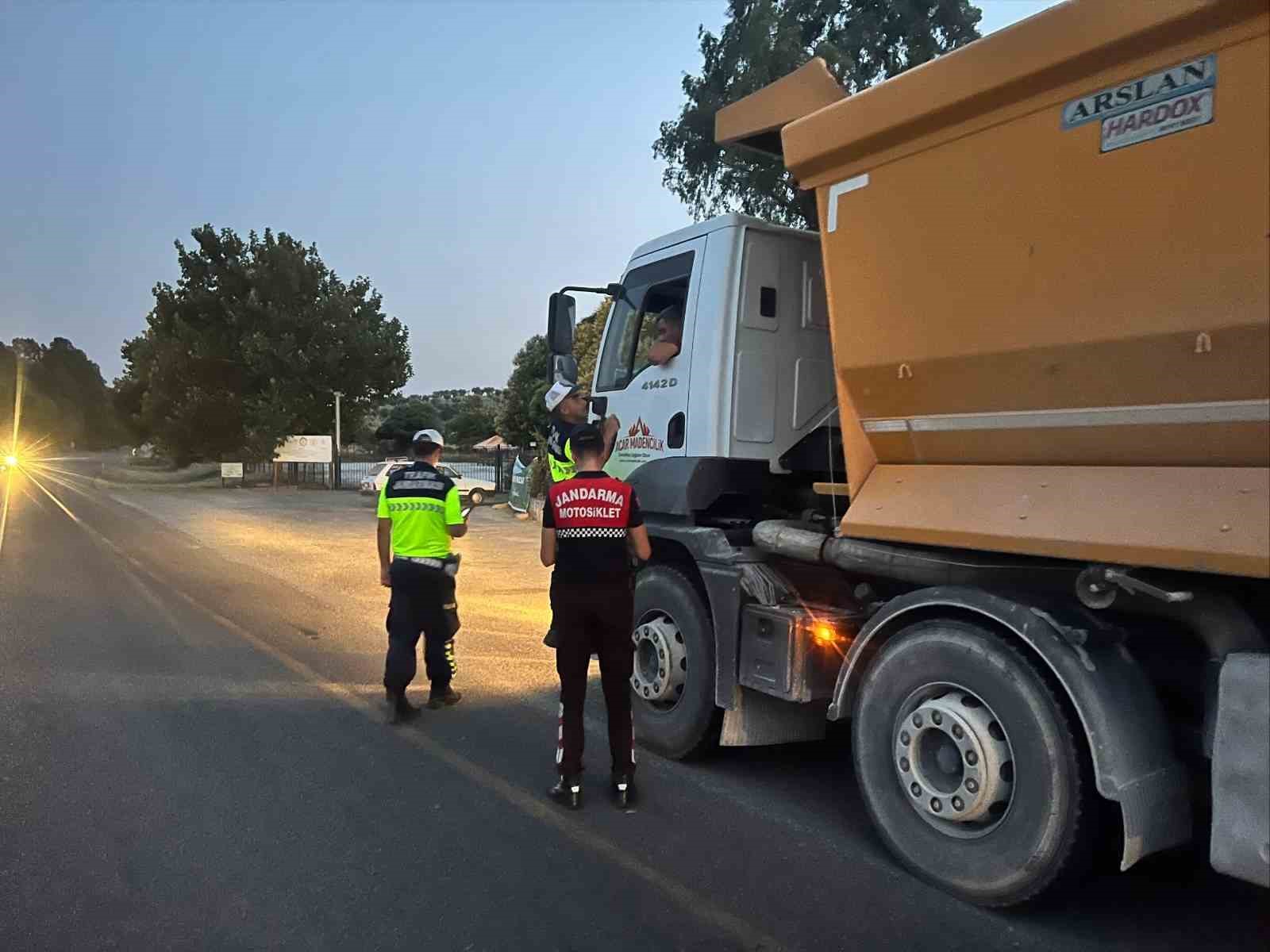 Germencik&rsquo;te Jandarmadan şok yol ve asayiş uygulaması
