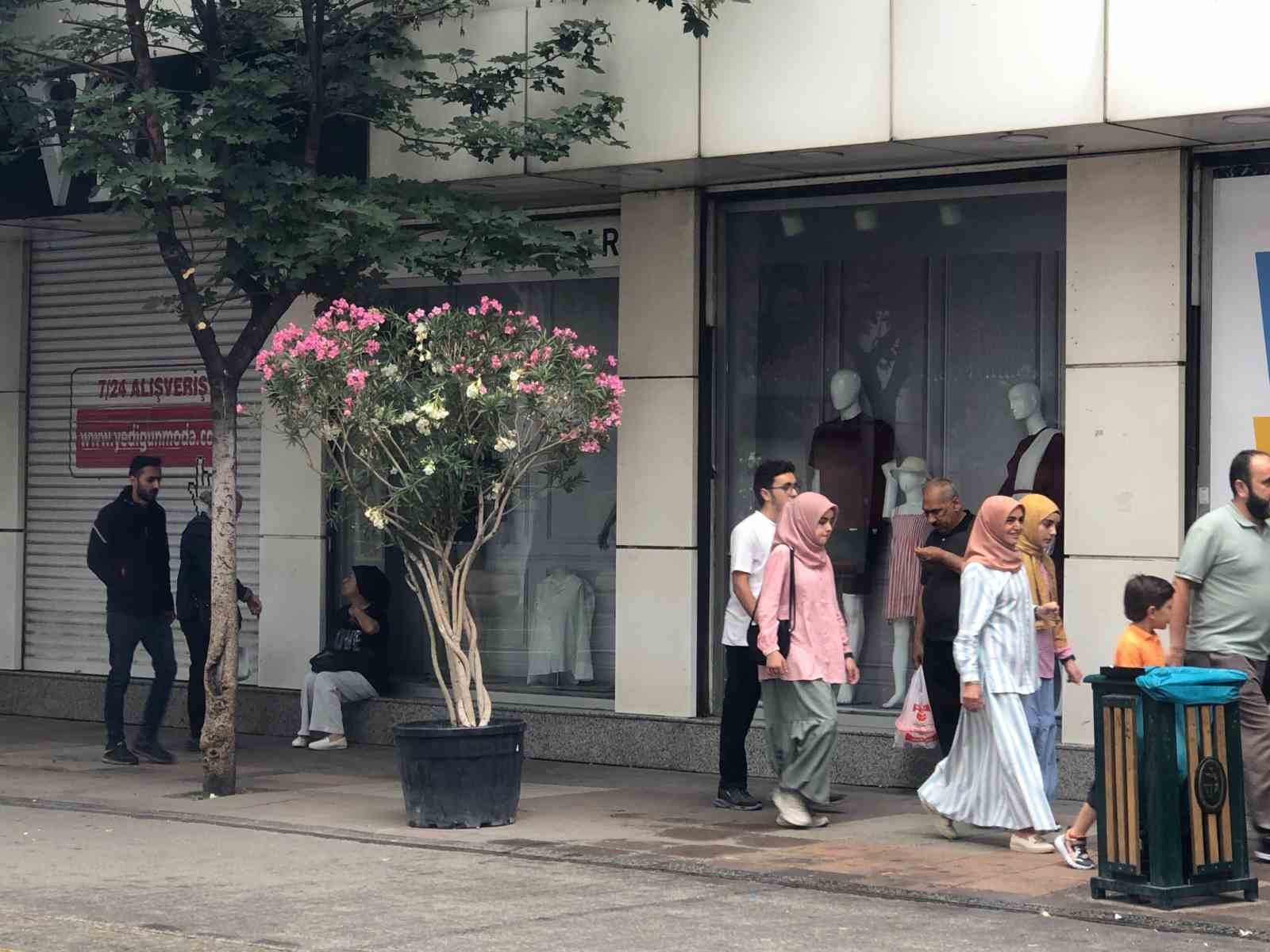 Vatandaşlar yağmurdan ka&ccedil;mak i&ccedil;in sa&ccedil;akların altına sığındı
