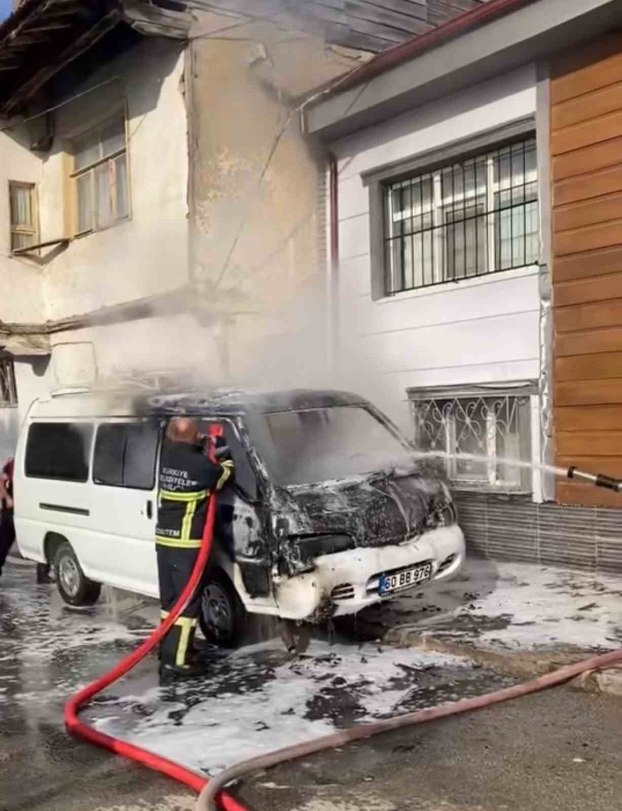 Yanan minibüs alev topuna döndü