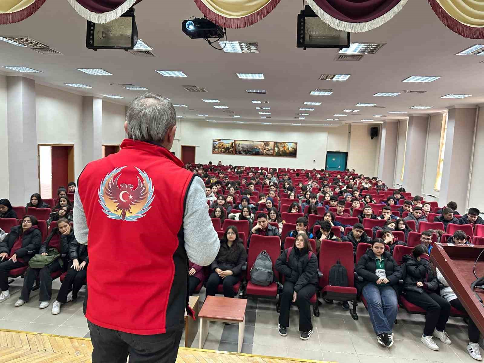 Kırşehir emniyeti 4 bin 441 &ouml;ğrenciyi bilgilendirdi
