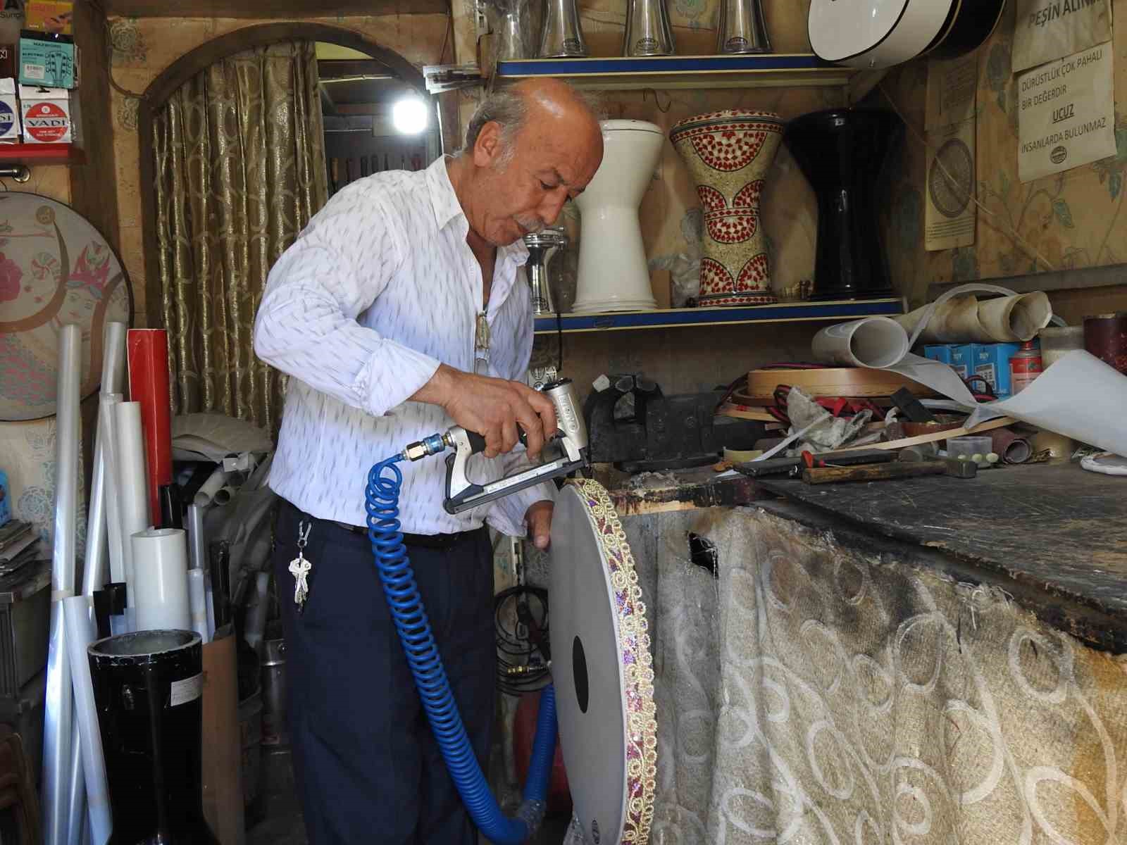 El emeğiyle yaptığı müzik aletlerini 50 yıldır müzik tutkunlarına ulaştırıyor
