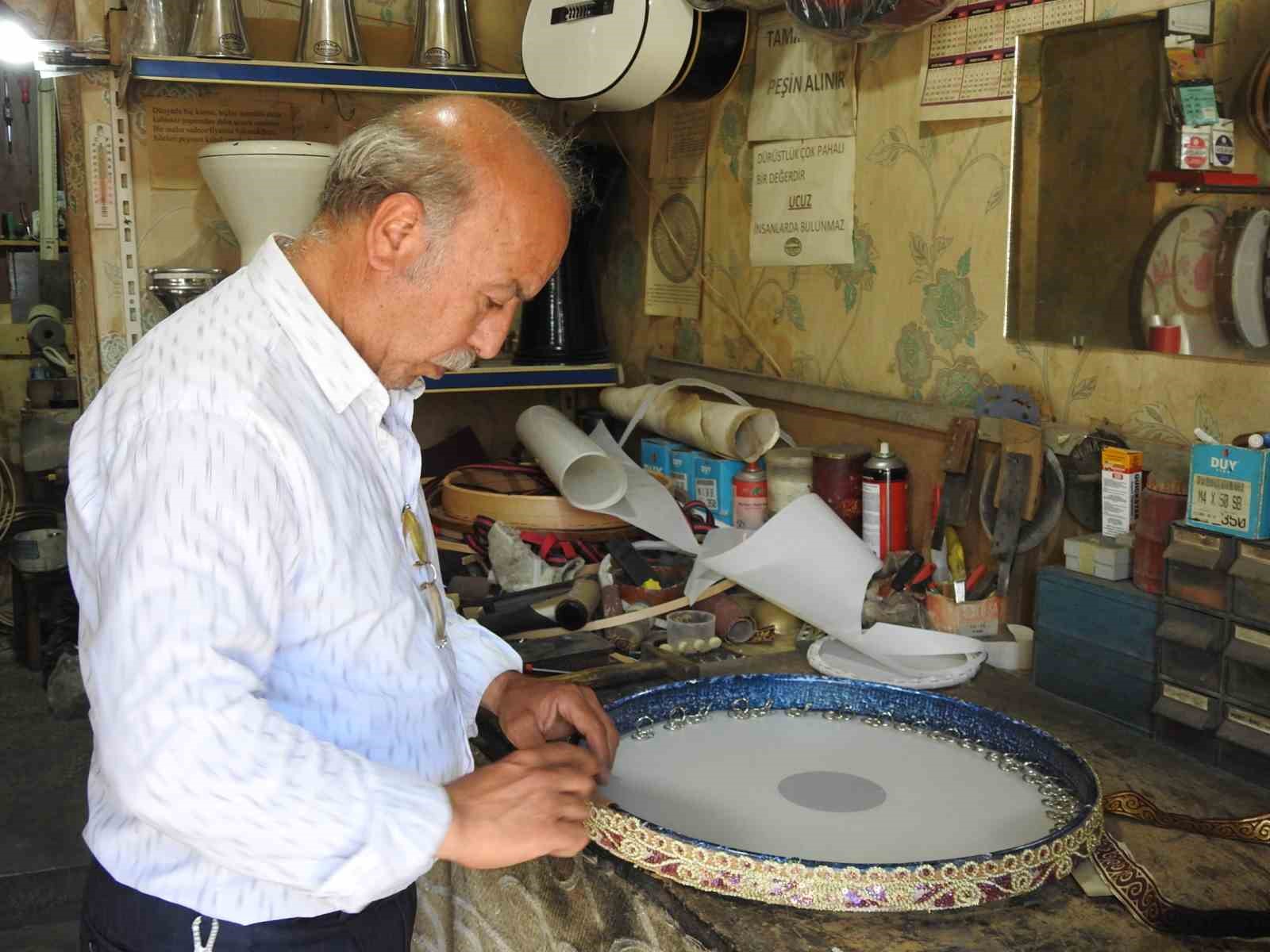 El emeğiyle yaptığı müzik aletlerini 50 yıldır müzik tutkunlarına ulaştırıyor
