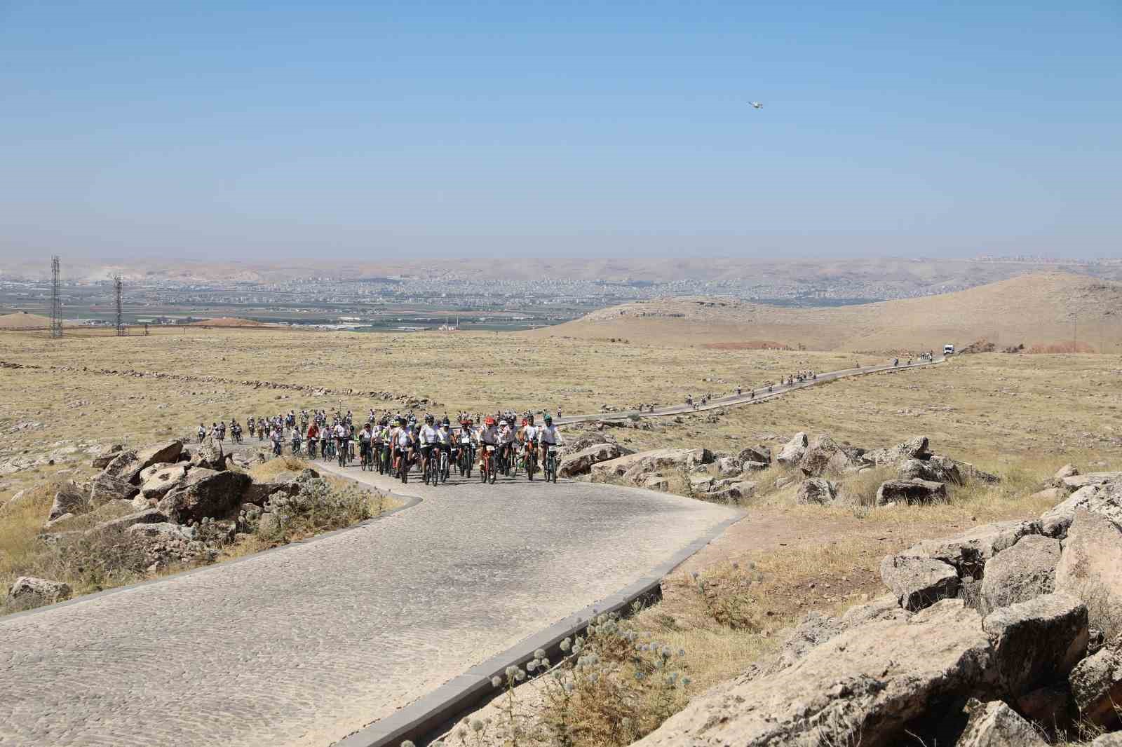 Yüzlerce bisikletli tarihi yerlere ulaşmak için pedal çevirdi