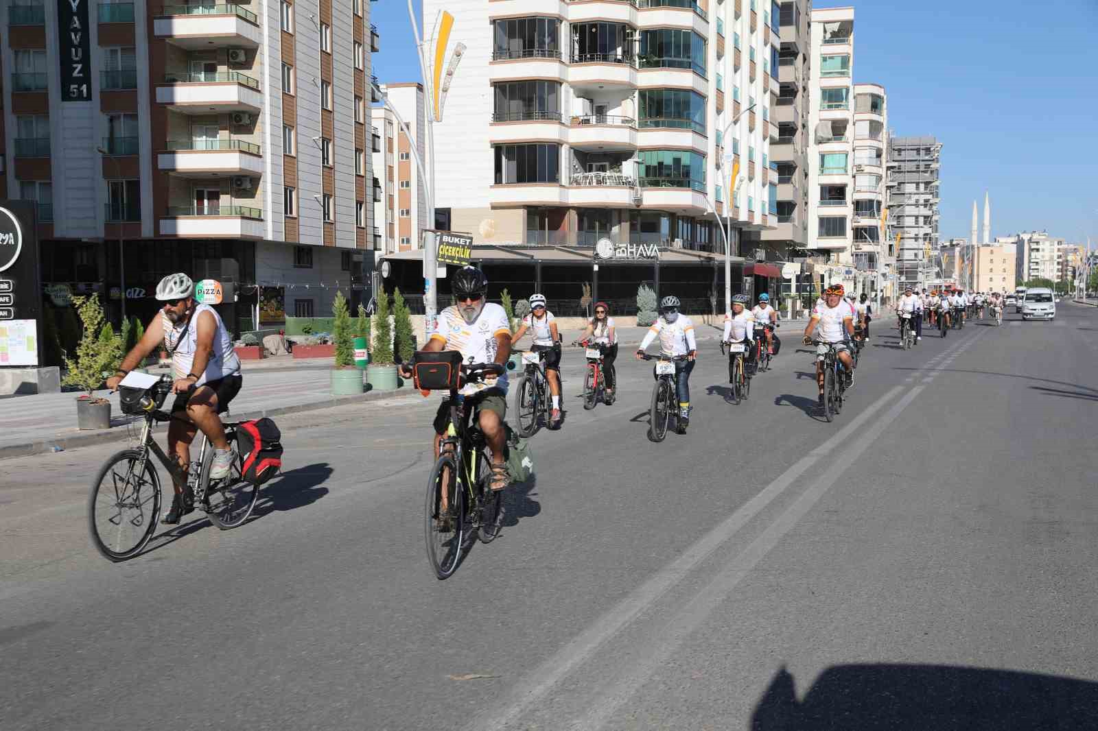 Y&uuml;zlerce bisikletli tarihi yerlere ulaşmak i&ccedil;in pedal &ccedil;evirdi
