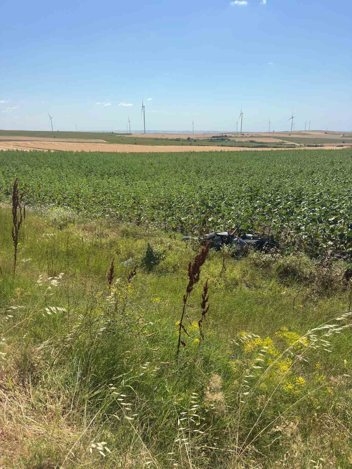 Direksiyon hakimiyetini kaybeden sürücü tarlaya uçtu