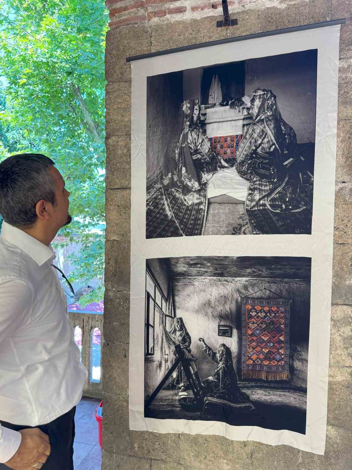 İpekböceğinin hikayesi ipek kumaşa basılan fotoğraflarla Kozahan’da sergileniyor
