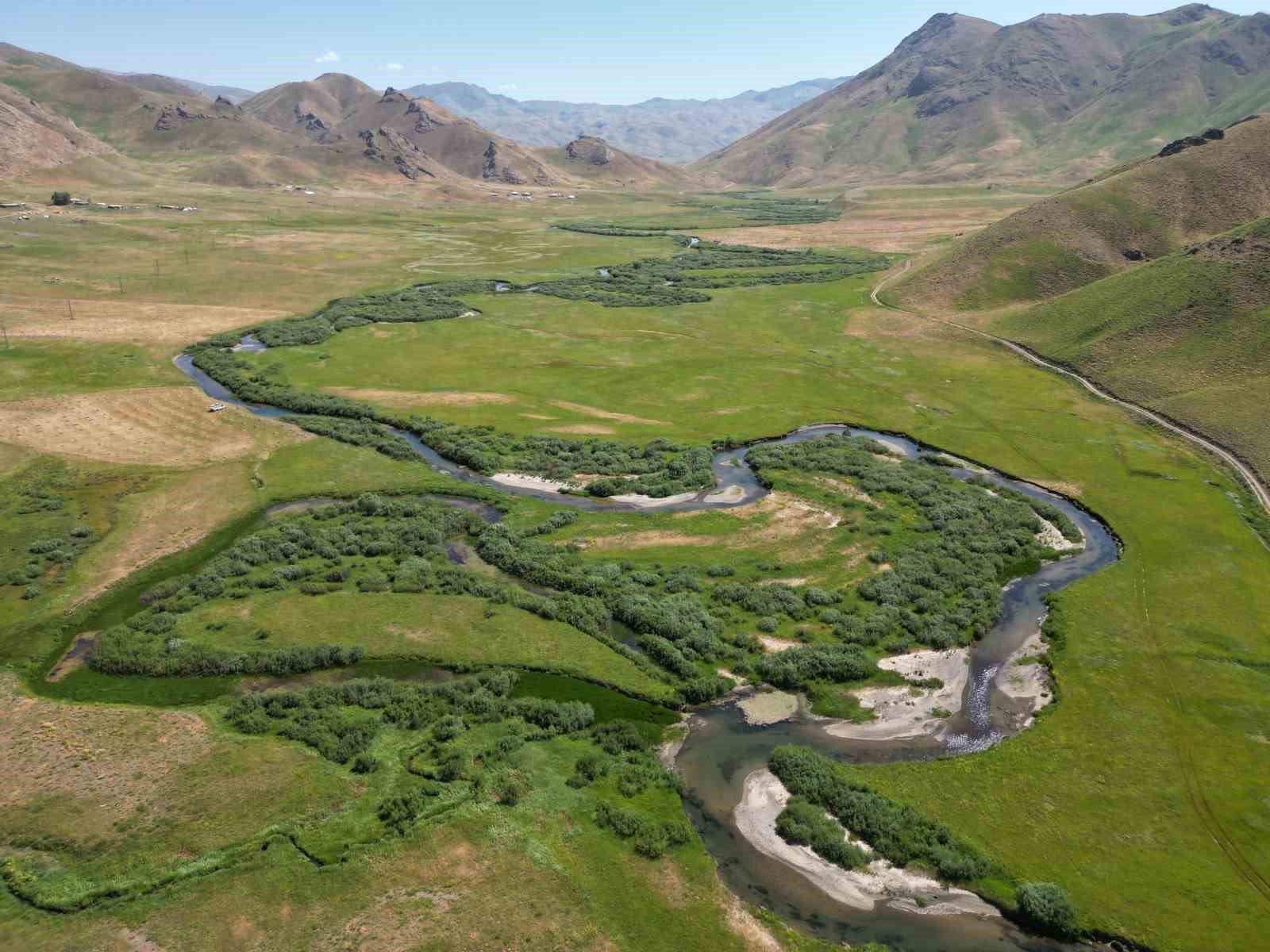 Şırnak&rsquo;ta dev menderesler havadan g&ouml;r&uuml;nt&uuml;lendi
