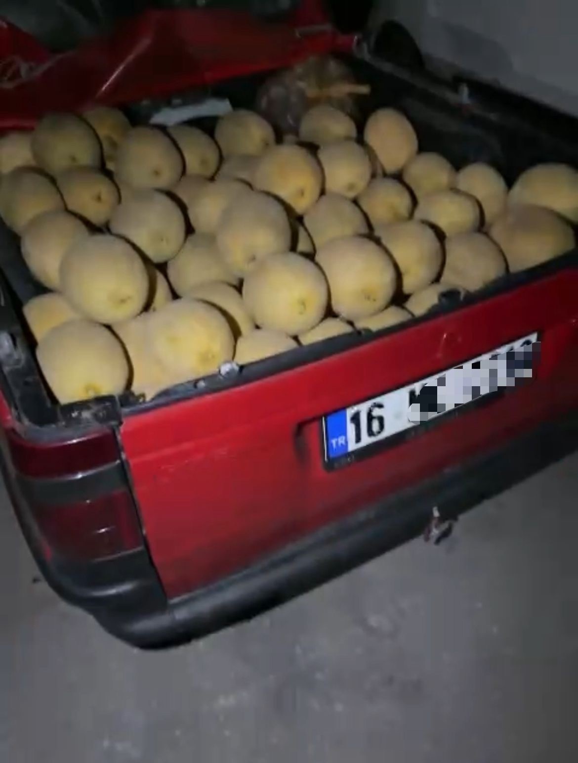 Pazarcı ş&uuml;pheliye operasyon: Aracından ve evinden 121 litre sahte i&ccedil;ki &ccedil;ıktı
