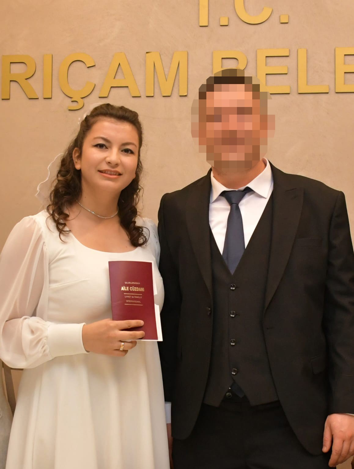 Kocası tarafından balkondan atıldığını &ouml;ne s&uuml;ren &ouml;ğretmen fel&ccedil; kaldı
