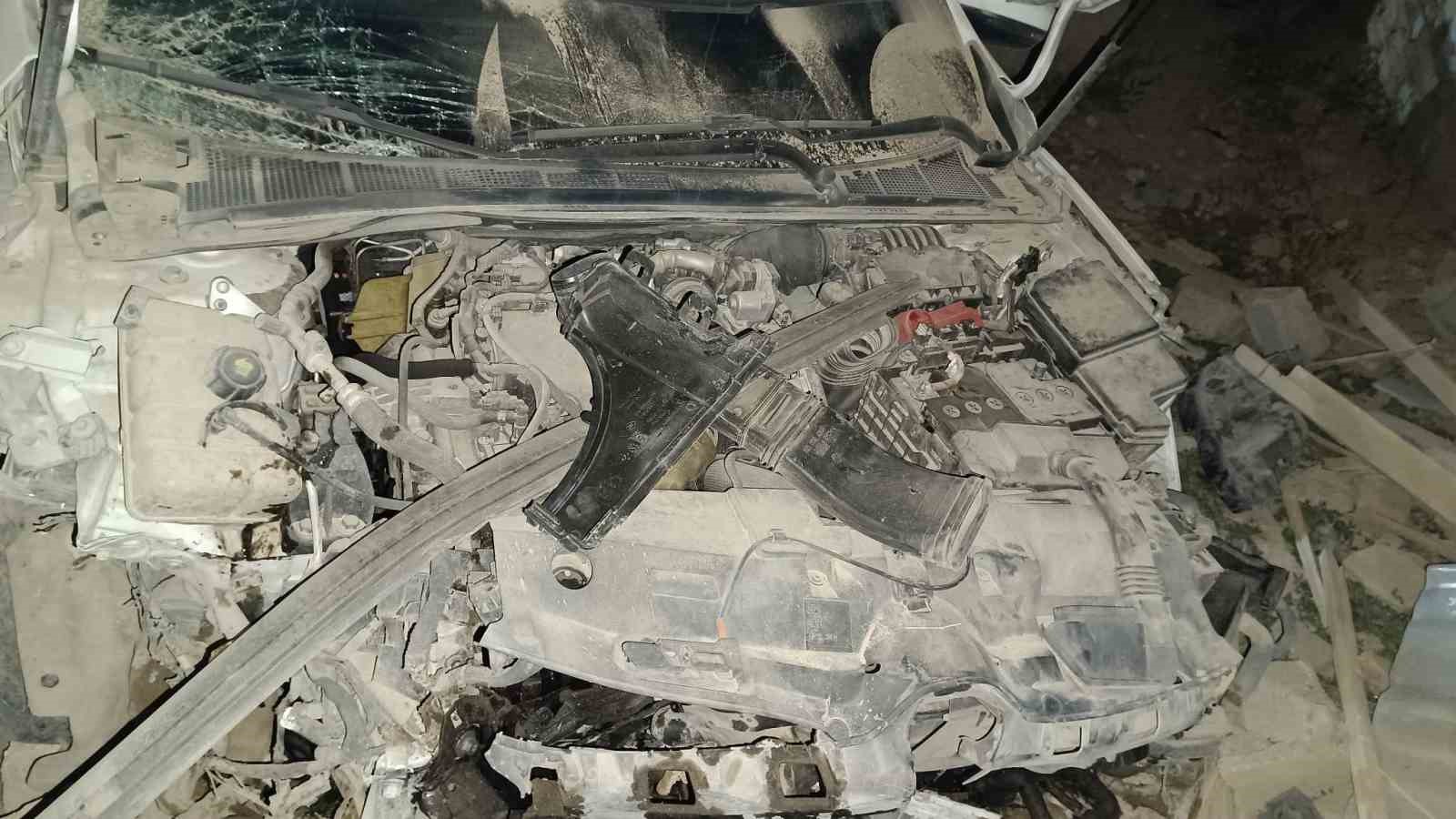 Van&rsquo;da otomobil duvara &ccedil;arptı: 1 yaralı

