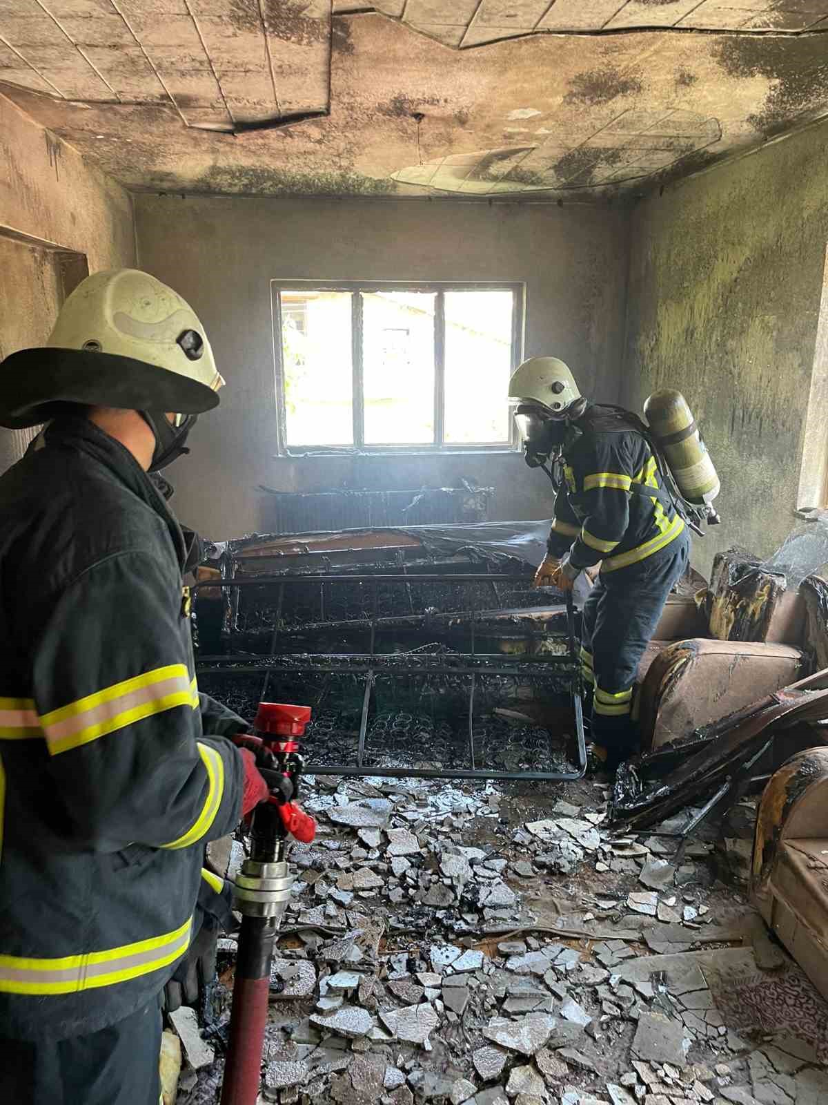 Burdur&rsquo;da iki katlı evde yangın
