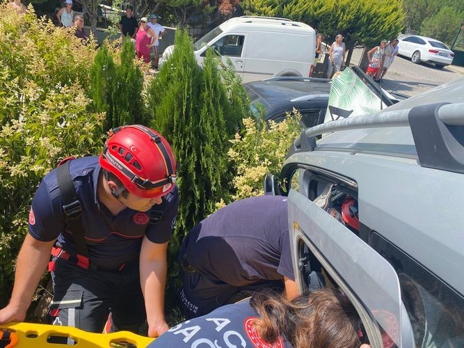 Edremit’te park halindeki araca çarptı, çukura düştü: 1 yaralı