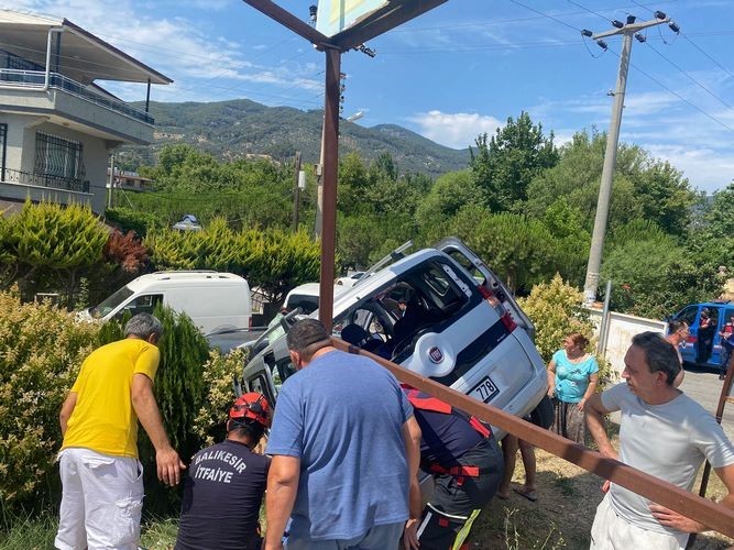 Edremit&rsquo;te park halindeki araca &ccedil;arptı, &ccedil;ukura d&uuml;şt&uuml;: 1 yaralı
