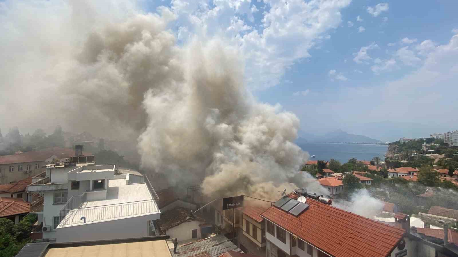 Antalya Kaleiçi’ndeki yangın 2 saatte kontrol altına alındı