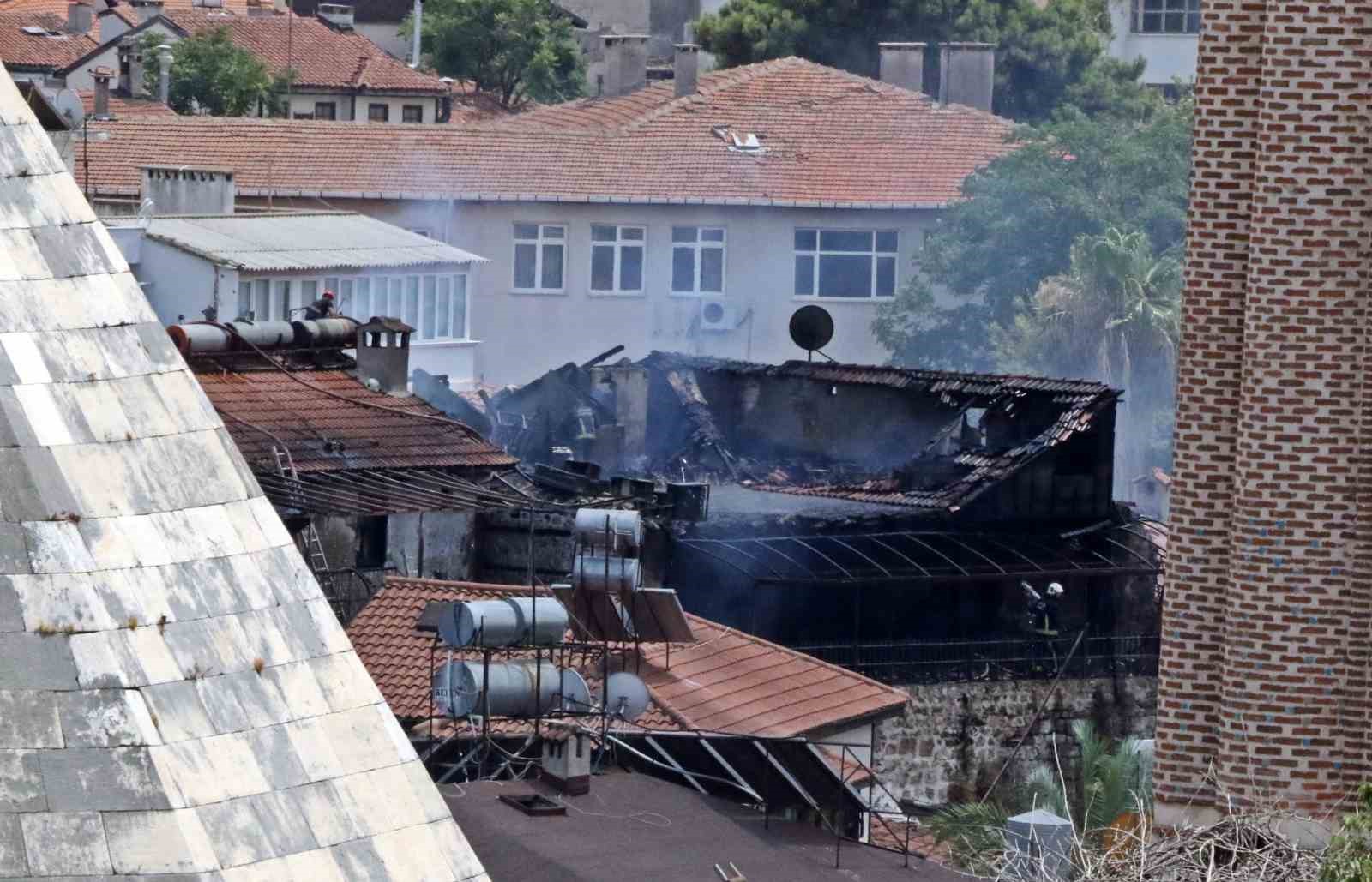 Antalya Kalei&ccedil;i&rsquo;ndeki yangın 2 saatte kontrol altına alındı
