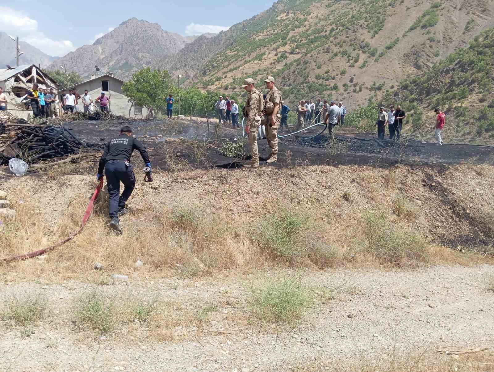 &Ccedil;imenli k&ouml;y&uuml;ndeki yangın b&uuml;y&uuml;meden s&ouml;nd&uuml;r&uuml;ld&uuml;
