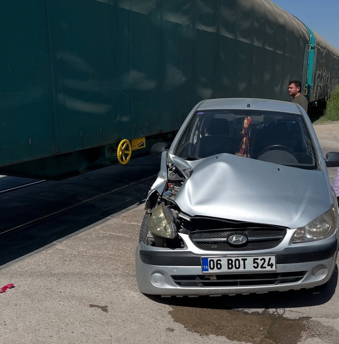 Van&rsquo;da tren hemzemin ge&ccedil;itte otomobile &ccedil;arptı: 1 hafif yaralı
