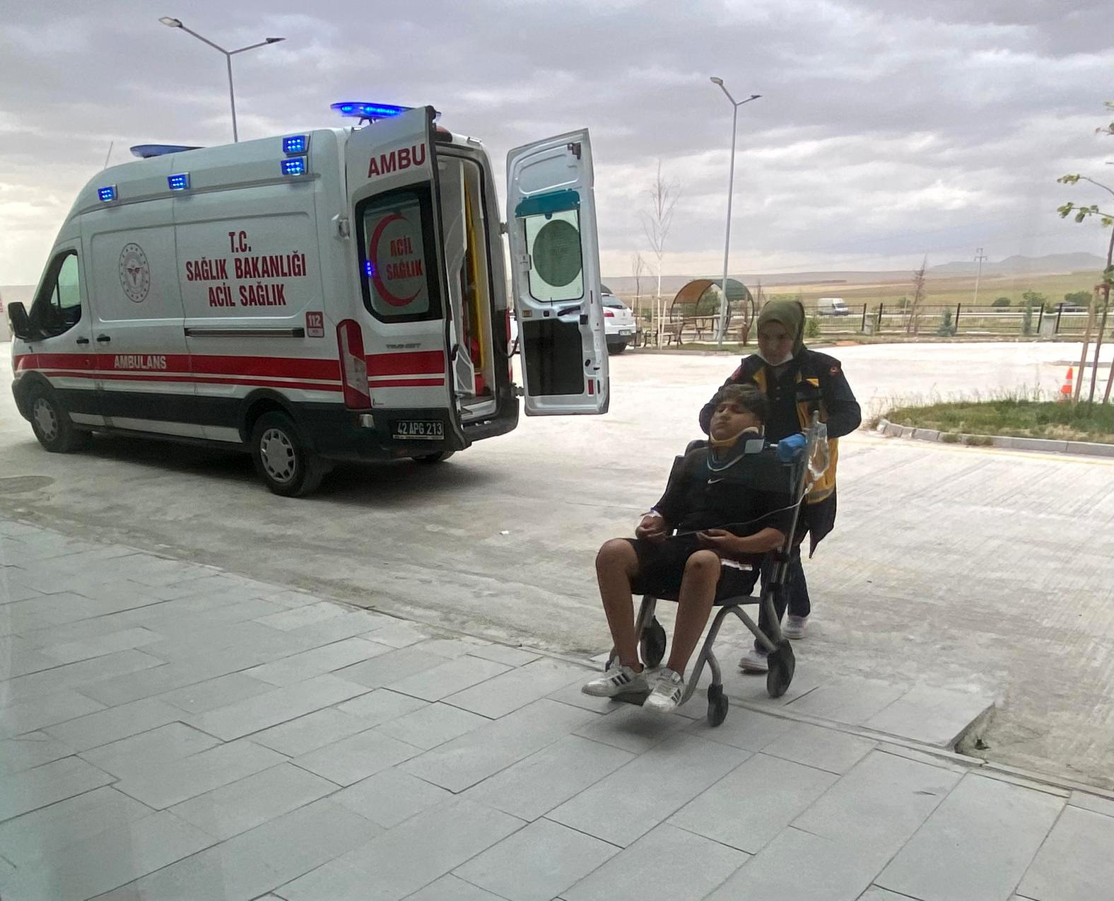 Motosiklet kaldırıma &ccedil;arptı: 2 yaralı
